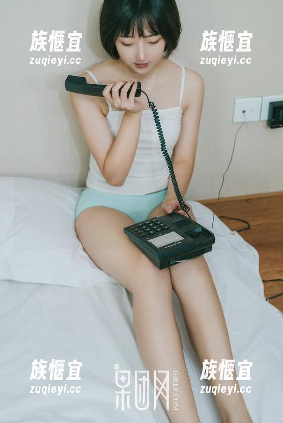 GIRLT果团网-周妍希 GIRLT果团网 - 周妍希白裙作品,这种定制作风就像是流行趋势的背影,永远追不上。