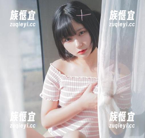 一条似乎无声却又响亮的连衣裙，Hizzy(히지)的定制之作总会给人不一样的启发。