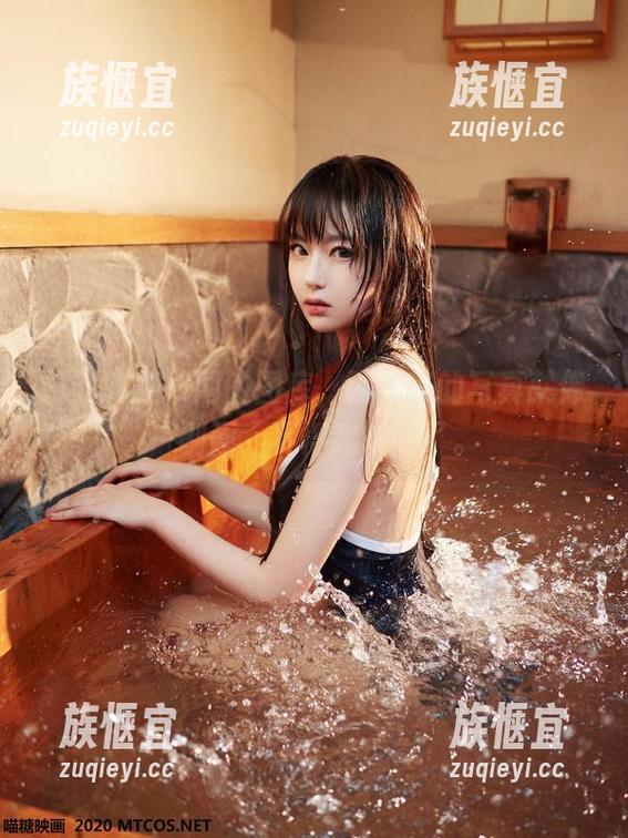 打开喵糖映画的图库，驯鹿酱的写真就像一副画，晃得我短路了。