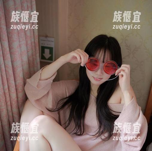 穿着黑色连衣裙的MyuA(뮤아)，最新套图上线，尽量别让这搭配萌化你哈！
