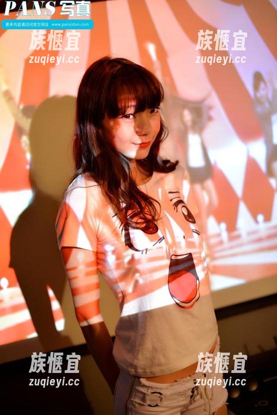 PANS写真 - 奶牛旁边的诗诗：原图下载入手，趣味无极限！