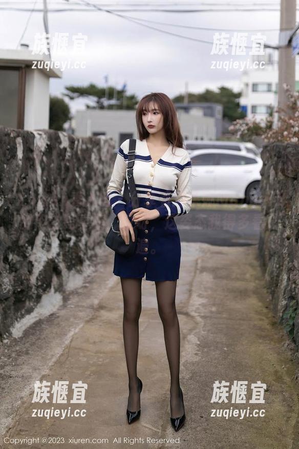 Xiuren秀人网 - 分享看玛鲁娜Manuela的肉丝写真集：哎呀，这姿态我得多看几遍。