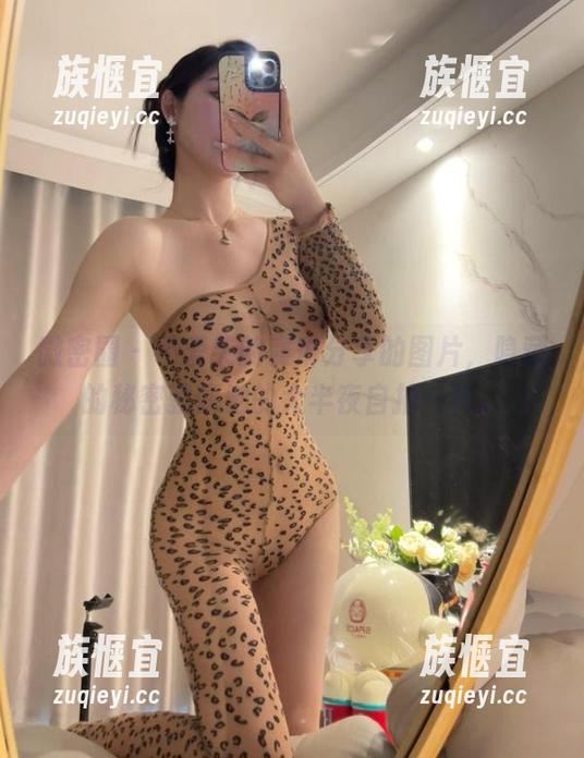 微密圈 - 不爱笑的赛琳分享的图片，隐藏的秘密就像她的大半夜自拍一样。