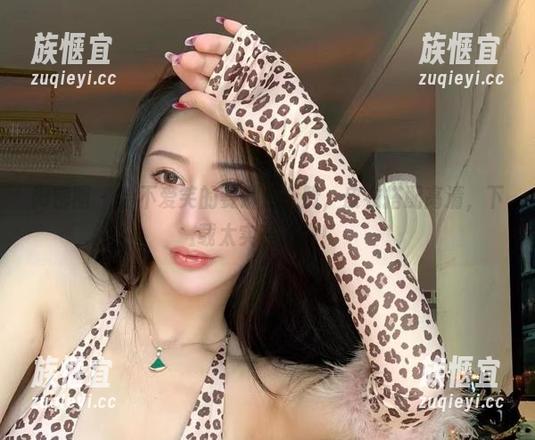 微密圈 - 给不爱笑的赛琳点个赞，皮衣搭配高清，下载太实在了吧！