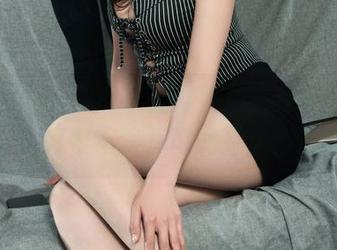丽柜 - 兔子在皮衣里摆姿势，免费写真总是让人忍俊不禁，可能是太投入了。