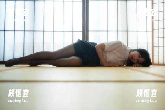 原图“黄水晶”那种淡淡的色调，让我捡到了一张高大上的壁纸！云溪溪，你真会挑！