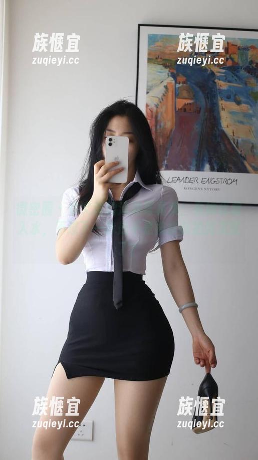 微密圈 - 你文茜的泳池写真集：看她优雅入水，不过下一秒是不是被水花拍到发型了？