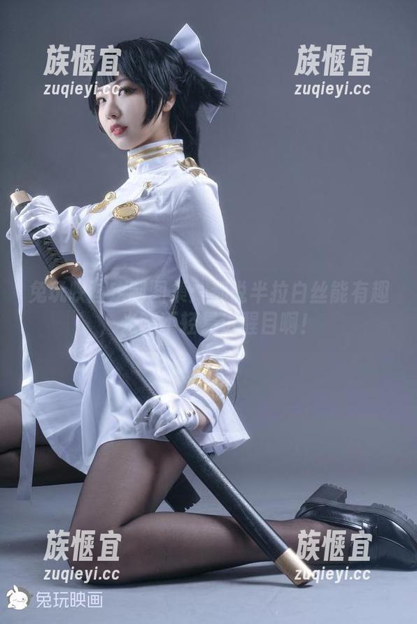兔玩映画定制图集：都说半拉白丝能有趣，光腿不轻易也醒目啊！