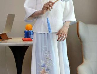 初夏女神 - 柒柒的短裤写真更新，比昨天的外卖还让人期待，快来瞧瞧！