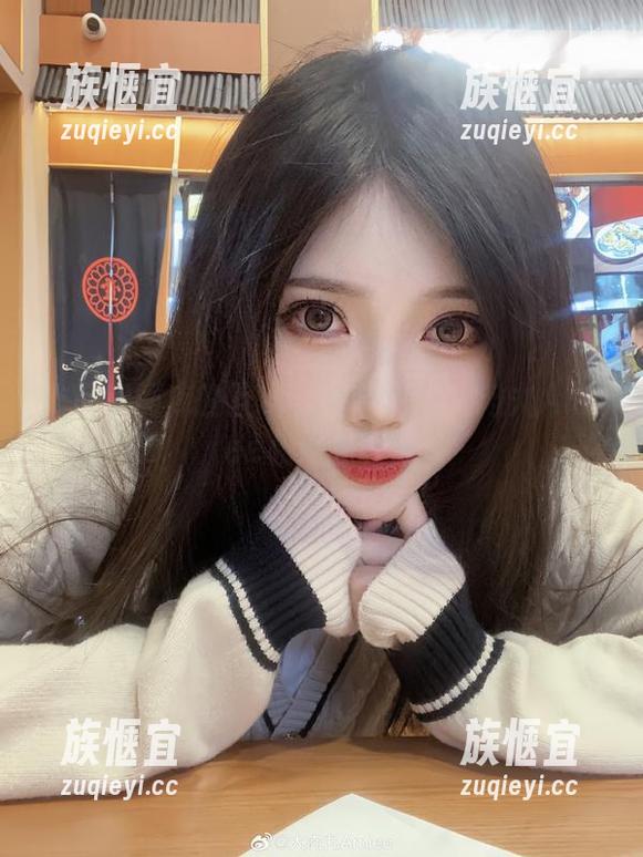 作品和图库的互动：细节里的大肉丸Amiee和她的校服