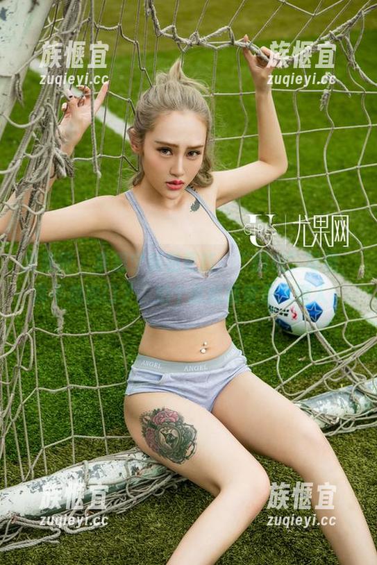 尤果网 - 李思宁新品更新：“御姐”写照，真不想出门了，拍个张就感觉贵气逼人。