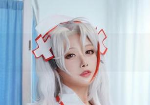 字数不多的念念_D，带来的是最新的欧根护士写真，透露出一种另类的浪漫感。