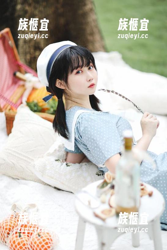 一套皮衣，伴随是依酱呀的温柔眼神，老实说不想移开视线！