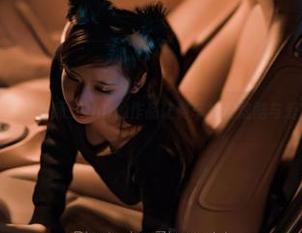 在喧闹的城市中，爱老师_PhD的作品让赛车娘们炫酷与爱国心完美结合！