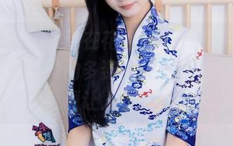 物恋传媒 - 小飞在花丛酒吧开趴了，原图和图册里花开的多姿多彩，但人儿的这个角度更让人想说些话～