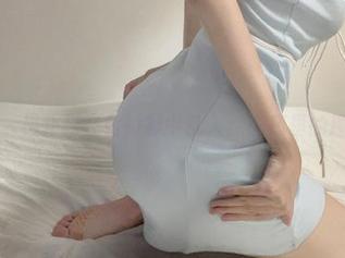 微密圈 - 相扑猫在白衬衫中乱入：图库里的趣味碰撞