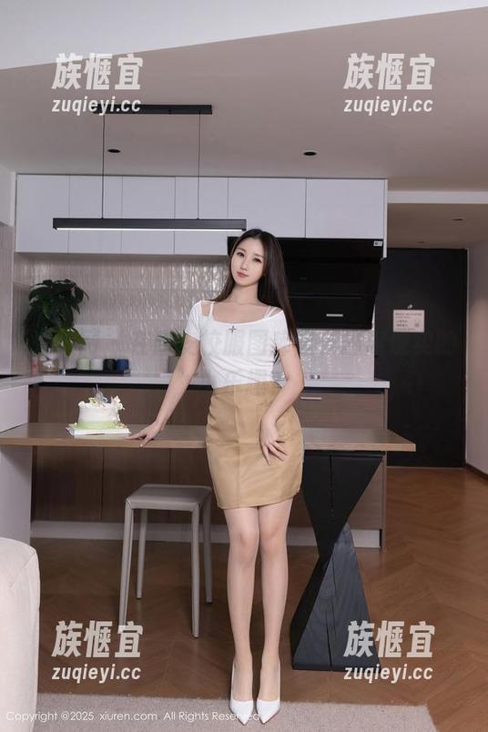 秀人网 - 在唐安校服图库里，逃离现实的小乐趣？