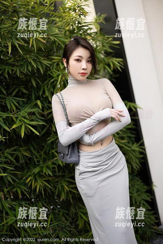 秀人网 - 性感与率性齐飞，玄子图包里的丝袜让人心猿意马。