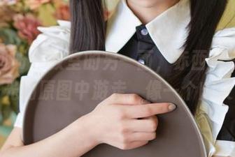 稚乖画册 - 教室的另一面，赤西夜夜在无圣光的原图中游走，像一个幽灵。