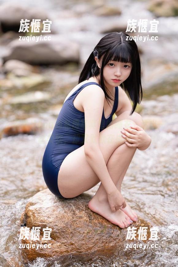 花铃Hana的私房写真里的睡衣，透出一丝柔软，却又默默在挑战。