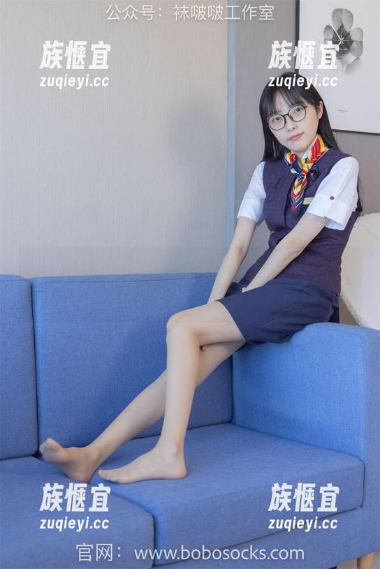 袜啵啵 - 小甜豆的新套图，脚对脚互动，得，我这一对不灵活的短腿能不能搭上？