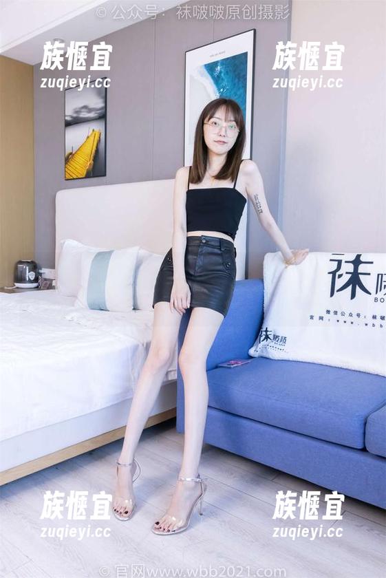 袜啵啵 - 摄影师的独白：稚予的白色指甲油在照片里闪耀，搭配裸足，难以忽视。