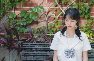 图集中纠结的衬衫和牛仔裙，西呱呀呀呀真会挑选。