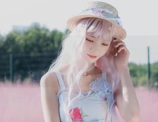 图集里藏着西瓜少女的圣诞自画像，像是在海洋里漂流西瓜！