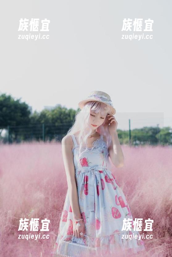 图集里藏着西瓜少女的圣诞自画像，像是在海洋里漂流西瓜！