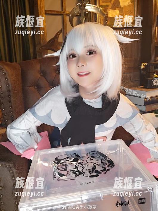 阳炎型小菠萝的最新图包：每一张都让你摸不着头脑的御姐风！