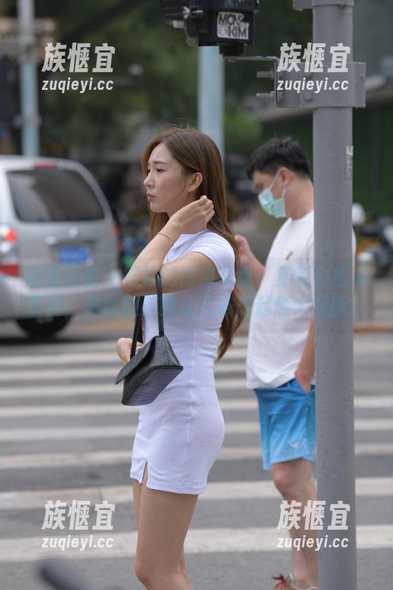 魔镜街拍 - 婷婷的高清写真：穿着白色吊带裙，黑丝腿美到让人联想起意大利面！