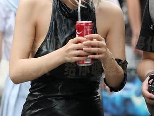 魔镜街拍 - 在寒风吹拂下，婷婷化身‘肉丝美人’给你暖意美图
