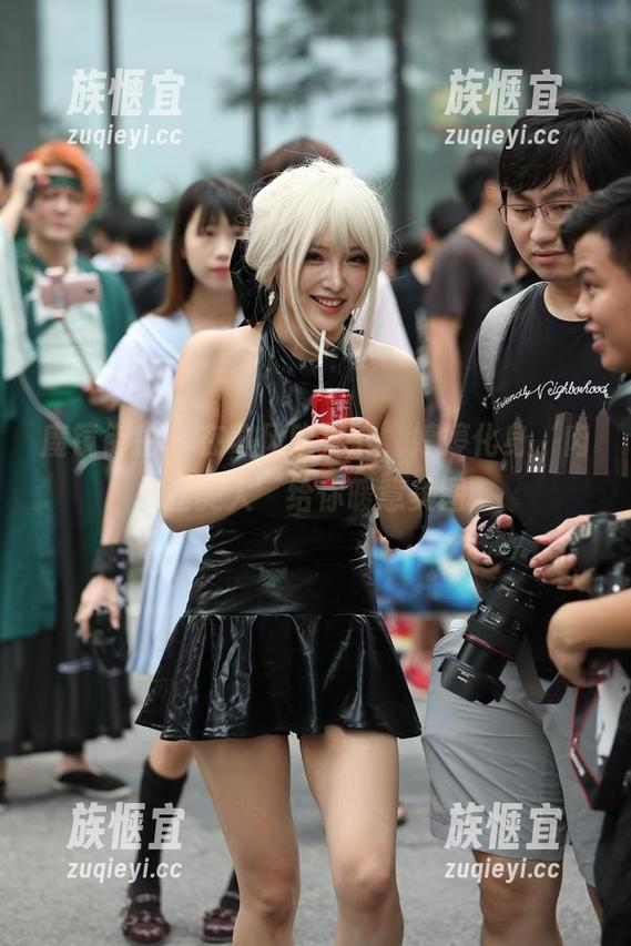 魔镜街拍 - 在寒风吹拂下，婷婷化身‘肉丝美人’给你暖意美图