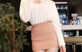 原图里的鹿野希：丝袜OL也会偷偷逗乐子
