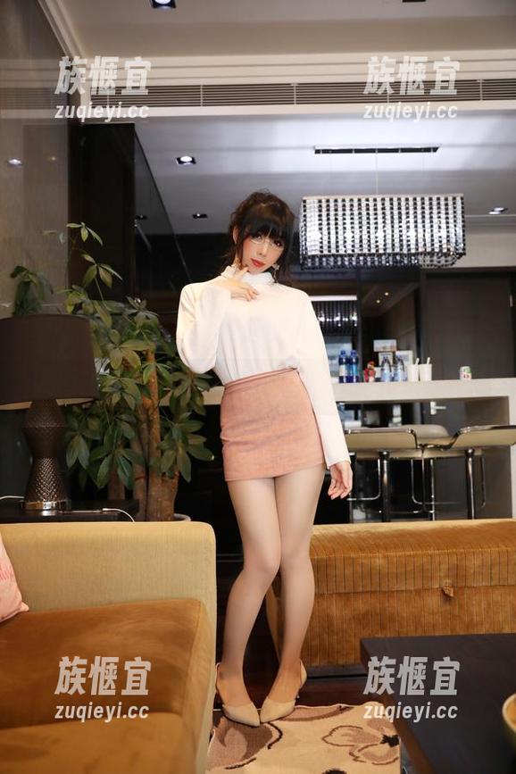 鹿野希 原图里的鹿野希:丝袜OL也会偷偷逗乐子